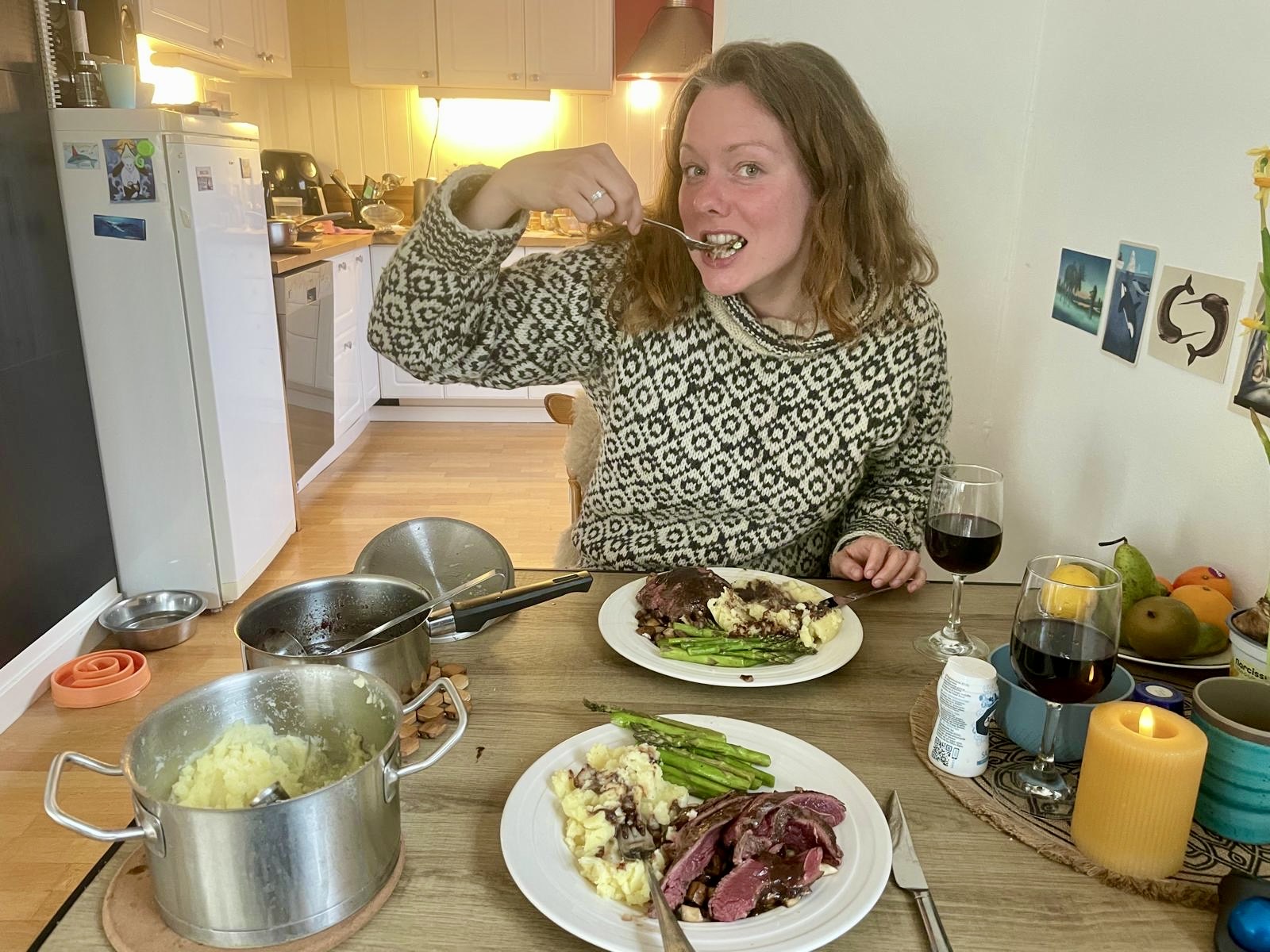 Maaike eet rendier.jpeg