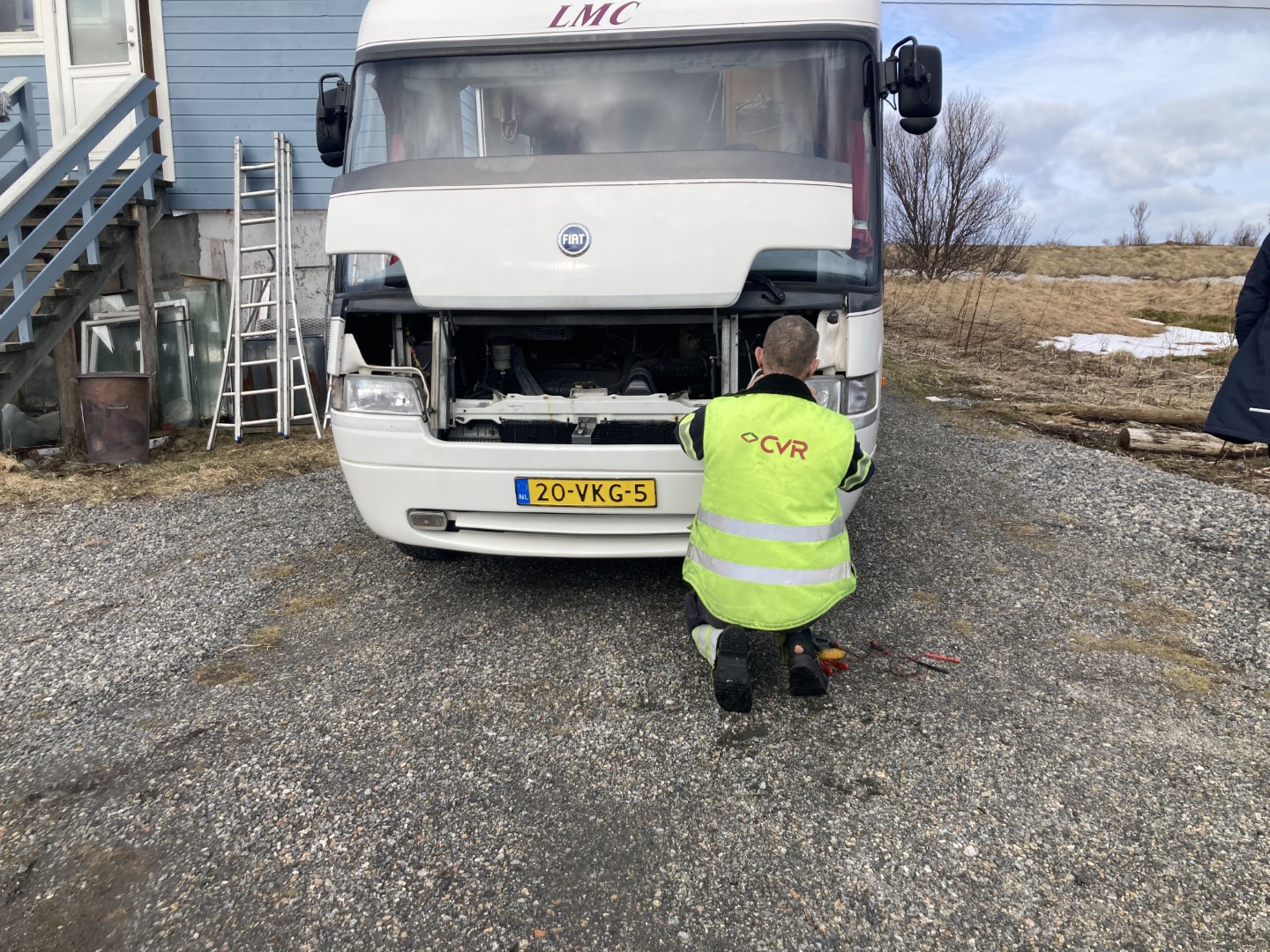 Raf repareert de camper.jpeg