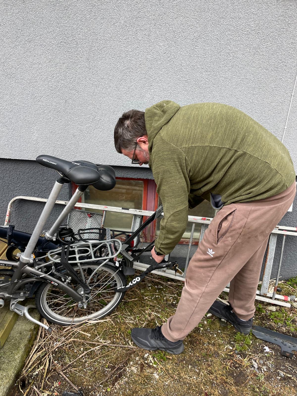 buurman zaagt ketting door.jpeg