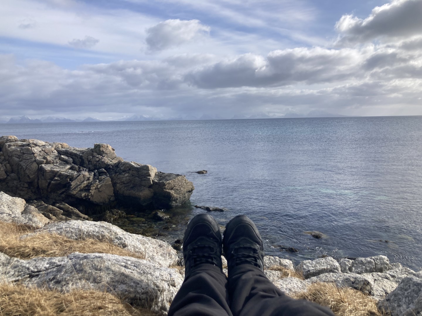 voeten, kijken fjord Fiskenes.jpeg